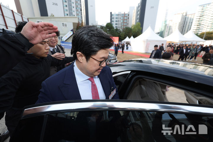 [서울=뉴시스] 김명년 기자 = 김병주 MBK파트너스 회장이 지난해 11월4일 오후 서울 은평구 북가좌동 일원에서 열린 '서울시립 김병주도서관 착공식'을 마치고 이동하고 있다. 2024.11.04. photo@newsis.com