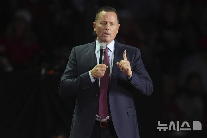 [미시간주=AP/뉴시스] 미국 워싱턴DC의 문화·예술 공연장인 케네디센터의 임시 사무총장으로 리처드 그리넬 북한·베네수엘라 특임대사가 임명됐다. 사진은 리처드 그리넬이 지난해 11월4일(현지 시간) 미시간주에서 열린 공화당 대선 후보 도널드 트럼프의 선거 유세에 참석하기 전 연설하는 모습. 2025.02.11.