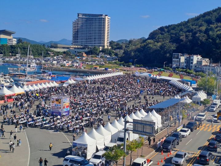 [통영=뉴시스] 신정철 기자= 경남 통영시가 더본코리아와 손잡고 지난 1일부터 3일간 도남동 트라이애슬론 광장에서 개최한 ‘통영어부장터’ 축제에 관광객 30만 명이 방문한 것으로 확인됐다.사진은 ‘통영어부장터’ 축제 전경.(사진=통영시 제공).2024.11.05. photo@newsis.com *재판매 및 DB 금지