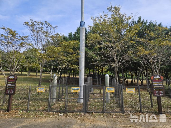 [안산=뉴시스] 안산 호수공원 간이 반려견놀이터 전경(사진=안산시 제공)2024.11.05.photo@newsis.com