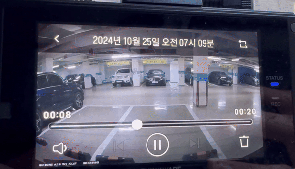 [서울=뉴시스] 기어를 후진에 놓은 상태에서 내렸다가 주차된 차가 파손됐음에도 조치를 취하지 않고 달아난 운전자의 모습이 포착돼 누리꾼들의 공분을 사고 있다. (사진=보배드림 갈무리) *재판매 및 DB 금지