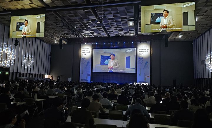 [서울=뉴시스]한종희 삼성전자 대표이사 부회장이 4일 열린 '삼성 AI 포럼 2024'에서 개회사를 하고 있다. (사진 = 삼성전자) 2024.11.05. photo@newsis.com  *재판매 및 DB 금지