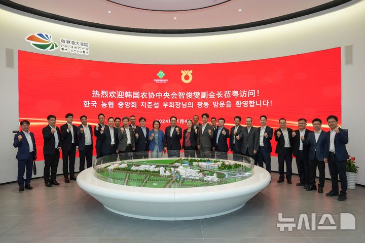 [세종=뉴시스]농협중앙회는 지난 4일 중국 광동성 혜주시에서 중국의 농협인 '광동성 공소합작연합사'와 쌀 1000t 수출 계약을 체결했다. 중국 광동성 혜주시 소재 공소합작연합사 산하 기관에서, 농협중앙회 지준섭 부회장(왼쪽 12번째)과 광동성 공소합작연합사 이에 메이펀 주임(왼쪽 13번째)이 환영행사 후 기념촬영을 하고 있다.(사진=농협중앙회 제공)