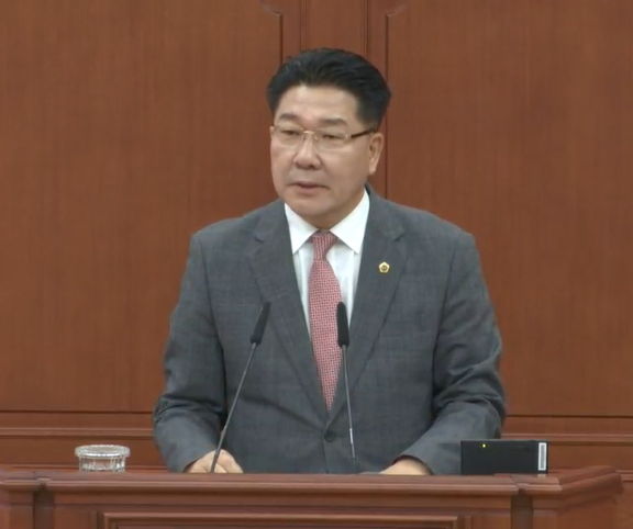 [대전=뉴시스] 무소속 송활섭(대덕구2) 대전시의원이 5일 2제282회 정례회 제1차 본회의에서 5분 자유발언을 하고 있다. 2024.11.05. photo@newsis.com *재판매 및 DB 금지