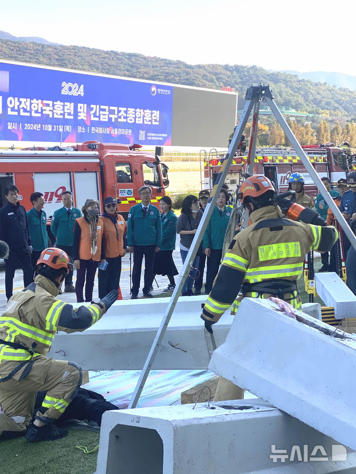 [세종=뉴시스]한국마사회는 지난달 31일 서울경마공원에서 유관기관·단체와 함께 실제상황을 가정한 ‘2024년 재난대응 안전한국훈련’을 성공적으로 마쳤다.(사진=한국마사회 제공)