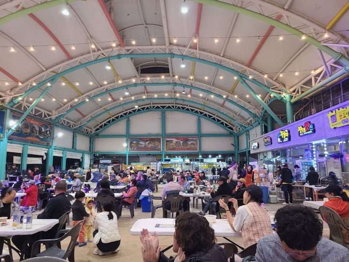 [광주=뉴시스] 주말 야시장 모습 (사진=완도군 제공). 2024.11.05. photo@newsis.com *재판매 및 DB 금지