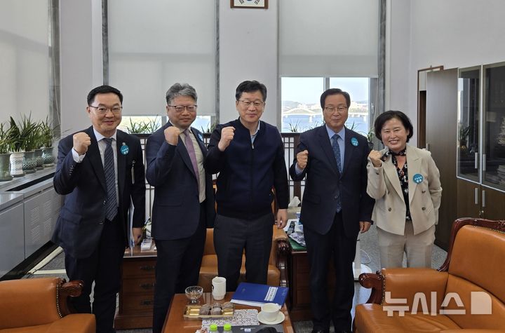 [완주=뉴시스] 유희태 완주군수는 국회를 찾아 예산결산위원회 소속 윤준병, 박정 의원과 지역구 안호영 의원을 비롯해 전북 연고 의원들을 잇달아 만나, 완주군 주요 사업이 내년 국가예산에 반영될 수 있도록 적극적인 지원을 요청했다.  *재판매 및 DB 금지