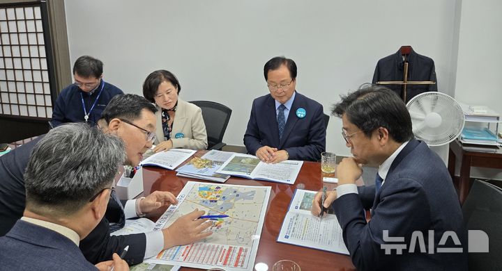 [완주=뉴시스] 유희태 완주군수는 국회를 찾아 예산결산위원회 소속 윤준병, 박정 의원과 지역구 안호영 의원을 비롯해 전북 연고 의원들을 잇달아 만나, 완주군 주요 사업이 내년 국가예산에 반영될 수 있도록 적극적인 지원을 요청했다.   *재판매 및 DB 금지