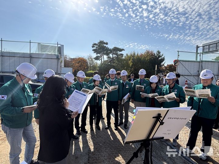 [완주=뉴시스] 완주군의회 유의식 의장을 비롯해 의원 11명과 관계 공무원 등은 5일 삼례 삼색마을 조성사업 등 8곳 현장 방문에 나섰다. 2024.11.05 *재판매 및 DB 금지