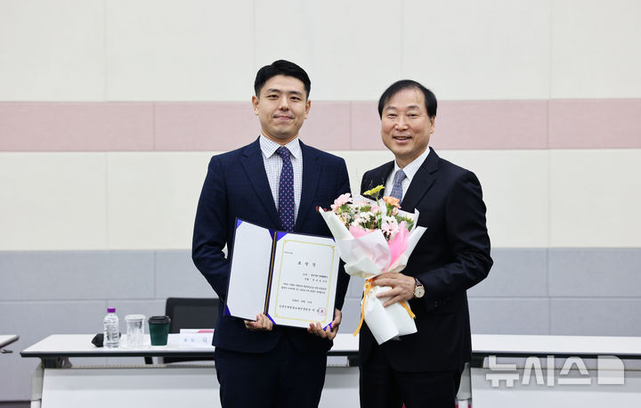 [인천=뉴시스] 정일형 기자 = 경인여대 김준일 산학협력단 부단장이 평생학습에 기여한 공로를 인정받아 유공자 표창을 수상하고 기념촬영을 하고 있다. (사진은 경인여대 제공)