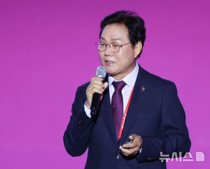 [부산=뉴시스]박완수 경남도지사가 5일 오후 부산 벡스코에서 열린 '2024 대한민국 지역大포럼'에 참석해 'AI시대 경남의 신성장산업 우주항공산업, 글로벌 우주항공 수도 경남' 제목으로 주제발표를 하고 있다.(사진=경남도 제공) 2024.11.05. photo@newsis.com