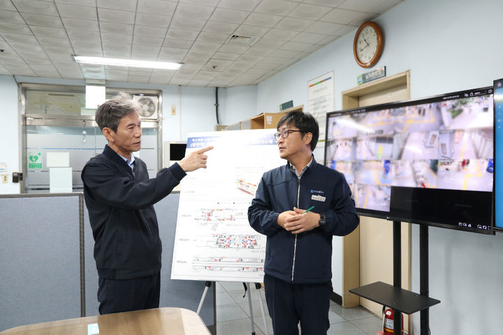 [부산=뉴시스] 5일 이병진(왼쪽) 부산교통공사 사장이 제19회 부산불꽃축제를 앞두고 2호선 광안역 등 축제장소 인근 역을 방문해 시설물에 대한 안전검검을 하고 있다. (사진=부산교통공사 제공) 2024.11.05. photo@newsis.com *재판매 및 DB 금지