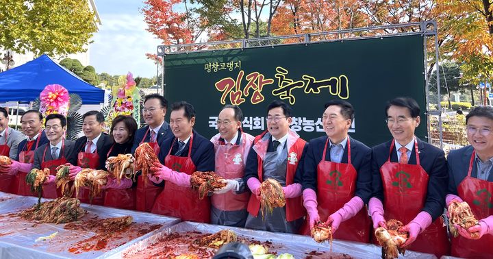 [원주=뉴시스] 이덕화 기자 = 5일 강원 평창군이 이달 8일 개막 예정인 고랭지 김장축제 홍보와 농특산물 판로 확대를 위해 국회를 방문한 가운데 추경호 국민의힘, 박찬대 더불어민주당 원내대표를 비롯해 양당 지도부가 총출동 해 평창 고랭지 배추로 김장을 담그고 있다. 2024.11.05. wonder8768@newsis.com *재판매 및 DB 금지