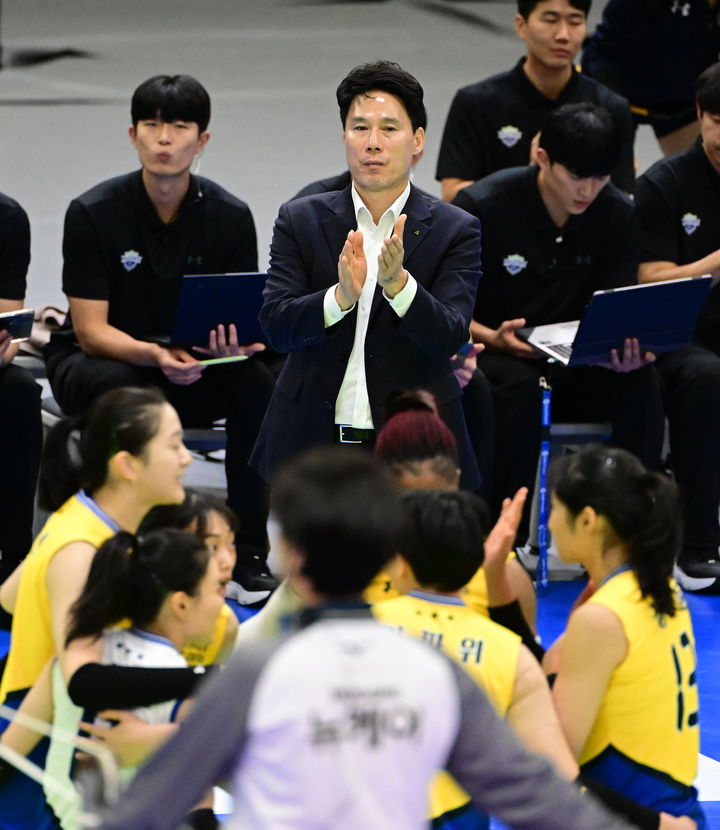 [수원=뉴시스] 여자배구 현대건설 강성형 감독이 5일 수원체육관에서 열린 도드람 2024~2025 V-리그 여자부 페퍼저축은행과의 경기에서 득점을 올린 선수들을 향해 박수를 보내고 있다. (사진=KOVO 제공) 2024.11.05 *재판매 및 DB 금지