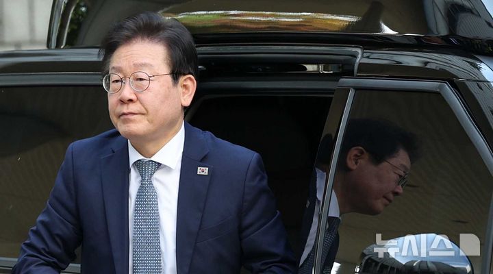 [서울=뉴시스] 고범준 기자 = 이재명 더불어민주당 대표가 5일 오전 서울 서초구 서울중앙지방법원에서 열린 '대장동 배임 및 성남FC 뇌물 의혹' 관련 54차 공판에 출석하고 있다. 2024.11.05. bjko@newsis.com