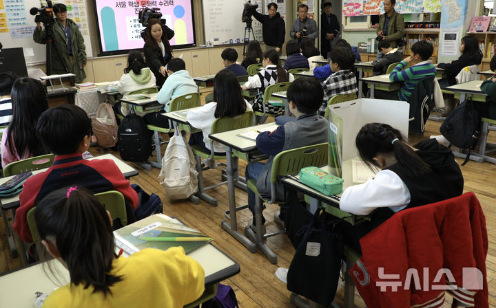 [서울=뉴시스] 추상철 기자 = 지난해 11월5일 오전 서울 양천구 정목초등학교에서 4학년 학생들이 문해력, 수리력 시험을 치르는 모습. (공동취재) 2024.11.05. photo@newsis.com