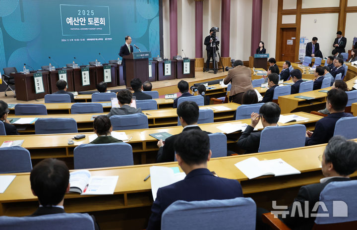 [서울=뉴시스] 조성우 기자 = 5일 오전 서울 여의도 국회 의원회관에서 열린 2025년 예산안 토론회에서 지동하 국회예산정책처장이 개회사를 하고 있다. 2024.11.05. xconfind@newsis.com