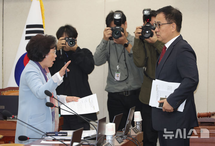 [서울=뉴시스] 고승민 기자 = 국회 과방위 김현 민주당 간사와 최형두 국힘 간사가 5일 서울 여의도 국회에서 한국방송공사 사장후보자(박장범) 인사청문요청안 등을 안건으로 열린 제418회 국회(정기회) 제12차 과학기술정보방송통신위원회 전체회의에서 정회 후 대화하고 있다. 2024.11.05. kkssmm99@newsis.com