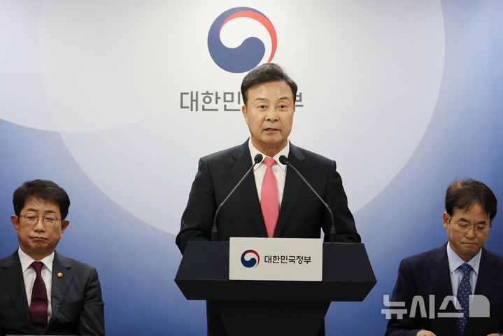 [서울=뉴시스] 김성제 의왕시장이 지난해 11월 5일 오전 서울 종로구 정부서울청사에서 고양시 신규 공공택지 추진 계획에 대한 브리핑을 하고 있다. (사진=뉴시스DB). photo@newsis.com