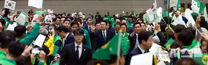 [고양=뉴시스] 최진석 기자 = 윤석열 대통령이 5일 경기도 고양 킨텍스에서 열린 '2024 전국새마을지도자대회'에 입장하고 있다. (대통령실통신사진기자단) 2024.11.05. myjs@newsis.com