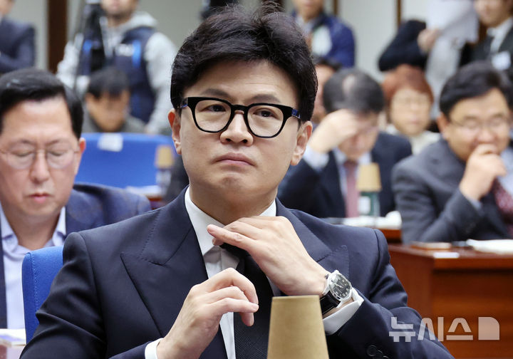 [서울=뉴시스] 조성우 기자 = 한동훈 국민의힘 대표가 5일 오후 서울 여의도 국회도서관에서 정성국, 김대식 의원실 주최로 열린 2024 교육정책 학술 심포지엄-교사:미래를 바꾸는 희망에 참석해 잠시 넥타이를 고쳐 메고 있다. 2024.11.05. xconfind@newsis.com