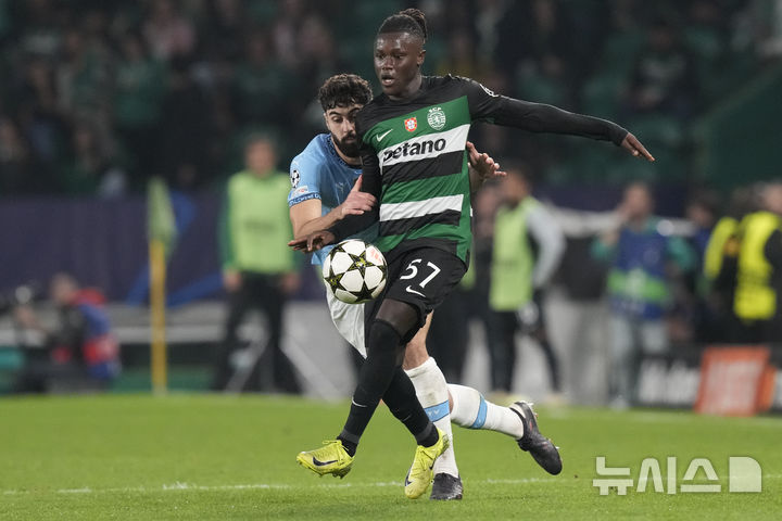 [리스본=AP/뉴시스]첼시 유니폼을 입는 지오바니 켄다 2024.11.05.