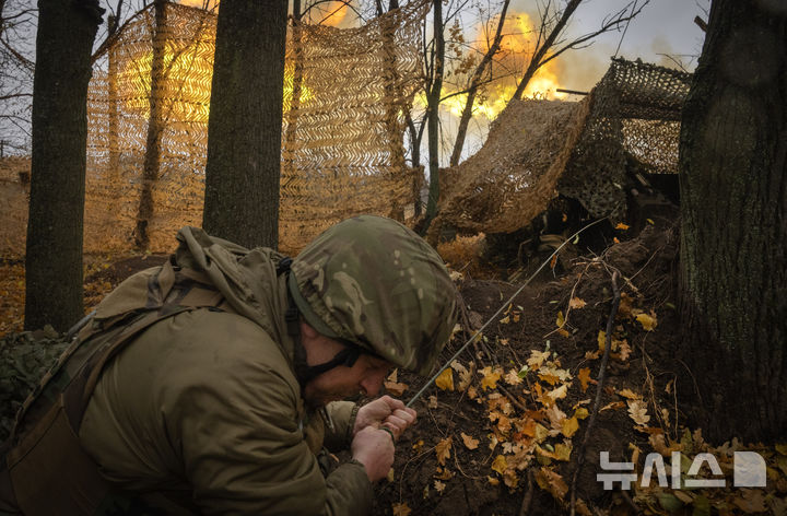 [하르키우=AP/뉴시스] 6일(현지시각) 우크라이나 하르키우 인근 전선에서 우크라이나 국가방위군 제13 여단 소속 군인이 러시아 진지를 향해 기아친트-B 152㎜ 포를 발사하고 있다. 2024.11.07.