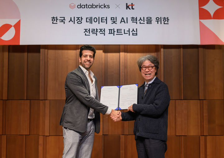 KT는 데이터브릭스와 데이터∙AI(인공지능) 분야의 긴밀한 협력과 국내 AX(AI 전환) 확산을 위한 업무협약을 체결했다고 6일 밝혔다. KT 오승필 기술혁신부문장(CTO)(오른쪽)과 데이터브릭스 아르살란 타바콜리 공동창립자 겸 필드 엔지니어링 총괄 수석 부사장(왼쪽)이 데이터·AI 분야의 긴밀한 협력과 국내 AX 확산을 위한 업무협약을 체결하고 기념 사진을 촬영하고 있다.(사진=KT 제공)  *재판매 및 DB 금지