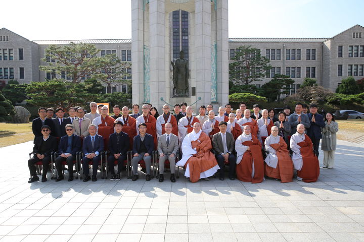 청동여래입상 봉불 60주년 기념법회 후 기념사진을 촬영하고 있다. (사진=동국대 제공) *재판매 및 DB 금지