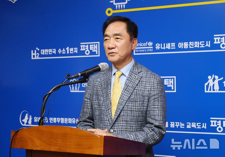 [평택=뉴시스] 정장선 시장이 제3자 뇌물수수 혐의로 검찰에 송치된 것과 관련해 혐의를 부인하는 r긴급 언론 브리핑을 하고 있다. (사진 = 평택시 제공) 2024.11.06.photo@newsis.com  