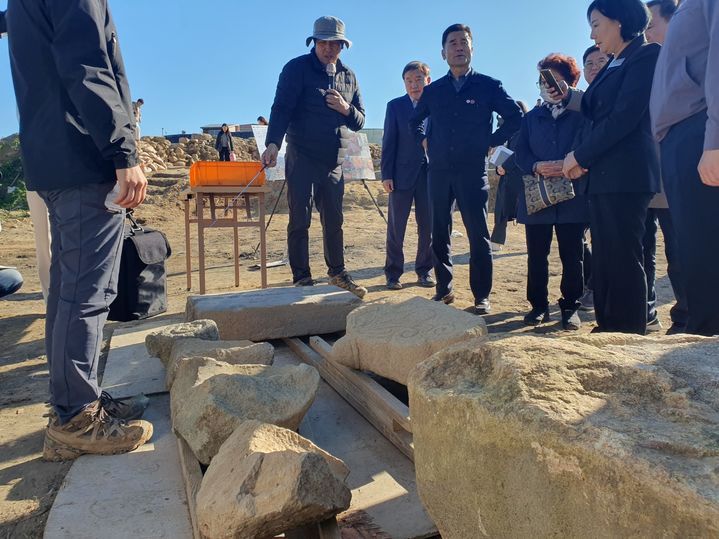 [울산=뉴시스] 구미현 기자 = 울산 중구는 6일 중구 서동 519번지 일원에서 '울산 경상좌도병영성 서남구간 일원 발굴조사' 현장 공개 행사를 열었다. 김영길 중구청장과 중구의원들이 현장에서 출토된 '장붕익 선정비'에 대한 설명을 듣고 있다. 2024.11.06. gorgeouskoo@newsis.com  *재판매 및 DB 금지