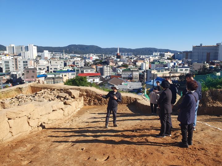 [울산=뉴시스] 구미현 기자 = 울산 중구는 6일 중구 서동 519번지 일원에서 '울산 경상좌도병영성 서남구간 일원 발굴조사' 현장 공개 행사를 열었다. 김영길 중구청장과 중구의원들이 발굴 현장 설명을 듣고 있다. 2024.11.06. gorgeouskoo@newsis.com  *재판매 및 DB 금지