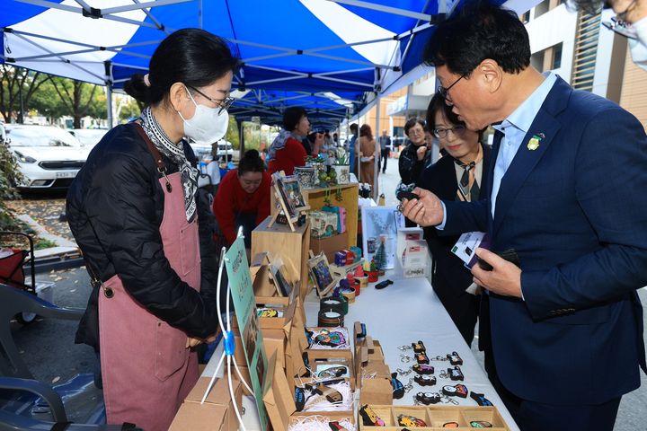 [대구=뉴시스] 대구시 수성구는 구청 광장에서 2024 수성구 사회적경제 특별판매전 '가을엔 위드숍' 행사를 개최했다. (사진 = 대구시 수성구 제공) 2024.11.06. photo@newsis.com *재판매 및 DB 금지