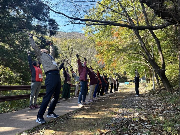 [대전=뉴시스] 산림치유활동의 모습. (사진=한국산림복지진흥원 제공) 2024.11.06. photo@newsis.com *재판매 및 DB 금지