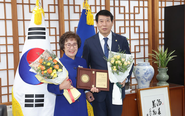 전북 전주 덕진구 진북동 장수마을 주민한마당축제위원회 김영숙 위원장이 유공자로 선정돼 6일 시의회 의장실에서 표창장 수여식을 진행했다.  *재판매 및 DB 금지