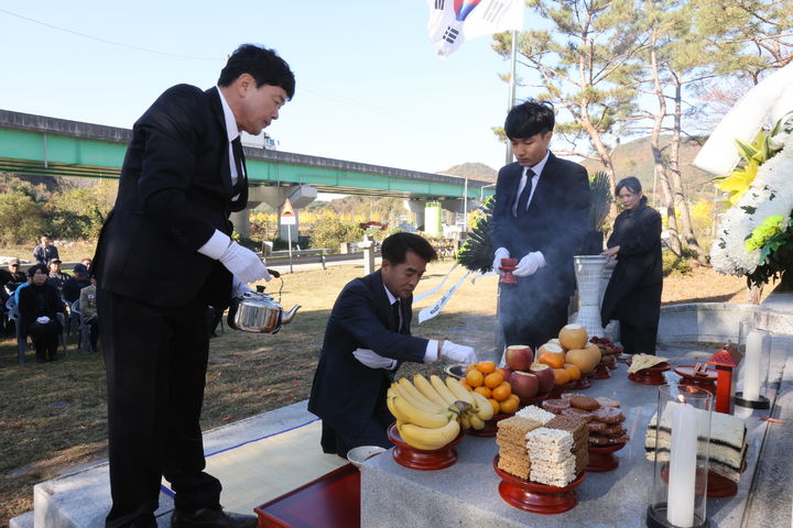 [보은=뉴시스] 6일 충북 보은군 보은읍 학림리 국민방위군·의용경찰 전적 기념탑에서 6·25 참전 추념식에 참여한 최재형(가운데) 군수가 분향을 하고 있다. (사진=보은군 제공) 2024.11.6. photo@newsis.com *재판매 및 DB 금지