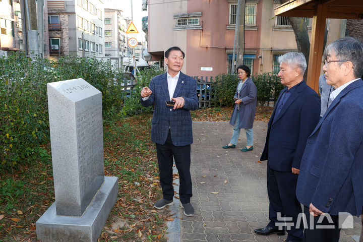 [안산=뉴시스] 박태순 안산시의회 의장(사진 맨 왼쪽)과 지역 관계자들이 5일 성호장 터를 방문했다.(사진=안산시의회 제공)2024.11.06.photo@newsis.com