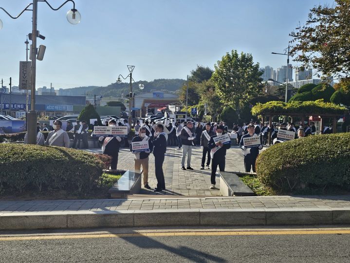 [서산=뉴시스] 김덕진 기자=6일 서산시청 1호광장에서 현대트랜시스 협력사 직원들이 어깨에 파업 중단을 촉구하는 문구가 적힌 띠를 두르고 집회를 벌이고 있다. 2024.11.06. spark@newsis.com.  *재판매 및 DB 금지