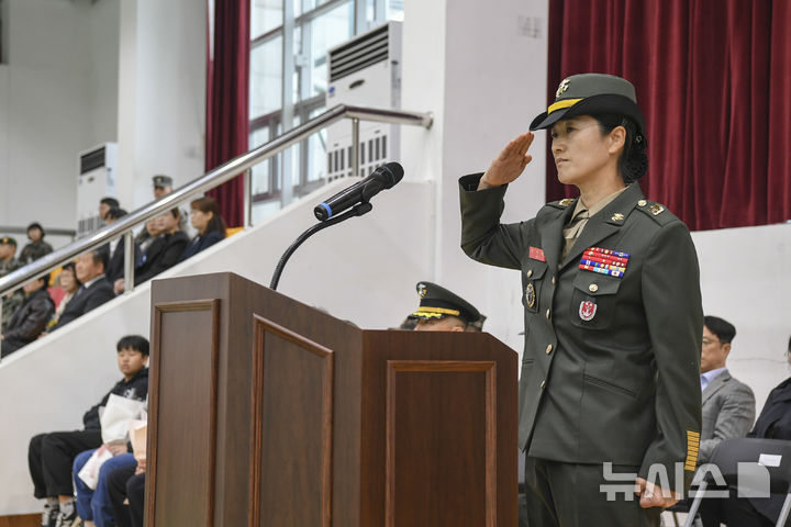 [포항=뉴시스] 안병철 기자 = 지난 5일 신병교육대대 주임원사 이·취임식에서 이지애 원사(진급예정)가 신병교육대대 주임원사로 취임했다.(사진=해병대 교육훈련단 제공) 2024.11.06. photo@newsis.com