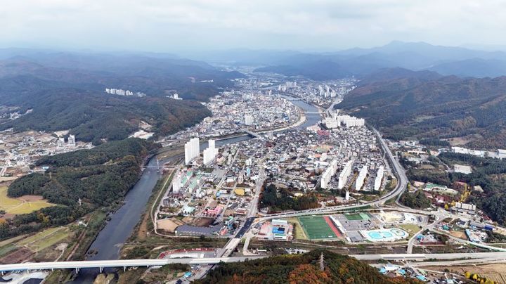 [홍천=뉴시스] 6일 홍천군(군수 신영재)은 이날  정부의 기회발전특구에 최종 지정됐다고 밝혔다. 사진은 홍천읍 전경. 홍천군 제공.  *재판매 및 DB 금지