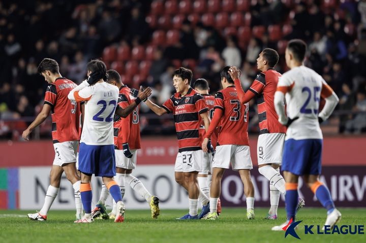 [서울=뉴시스]프로축구 포항 정재희가 득점 후 동료들과 기쁨을 나누고 있다. (사진=프로축구연맹 제공)