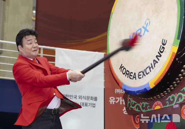 [서울=뉴시스] 김근수 기자 =  백종원 더본 코리아 대표이사가 6일 서울 여의도 한국거래소 홍보관에서 더본 코리아 상장식에서 기념북을 치고 있다. 2024.11.06. ks@newsis.com