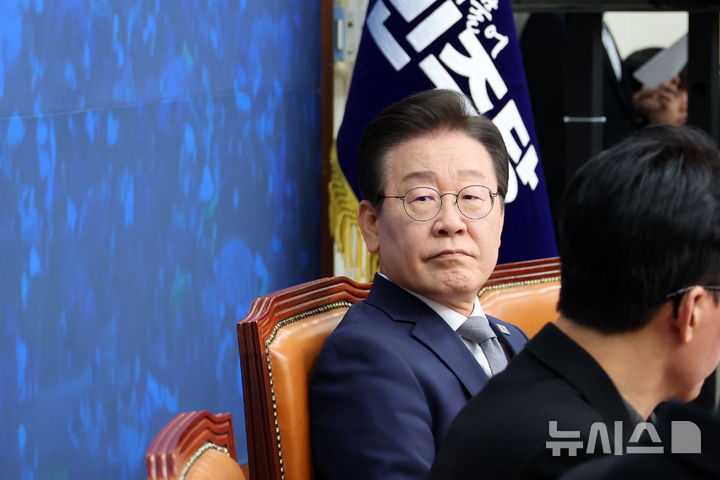 [서울=뉴시스] 조성우 기자 = 이재명 더불어민주당 대표가 6일 오전 서울 여의도 국회에서 열린 최고위원회의에서 경제상황판을 보고 있다. 2024.11.06. xconfind@newsis.com