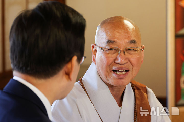 [서울=뉴시스] 권창회 기자 = 법륜스님이 6일 오후 서울 여의도 국회 사랑재에서 이재명 더불어민주당 대표와 대화를 나누고 있다. 2024.11.06. kch0523@newsis.com