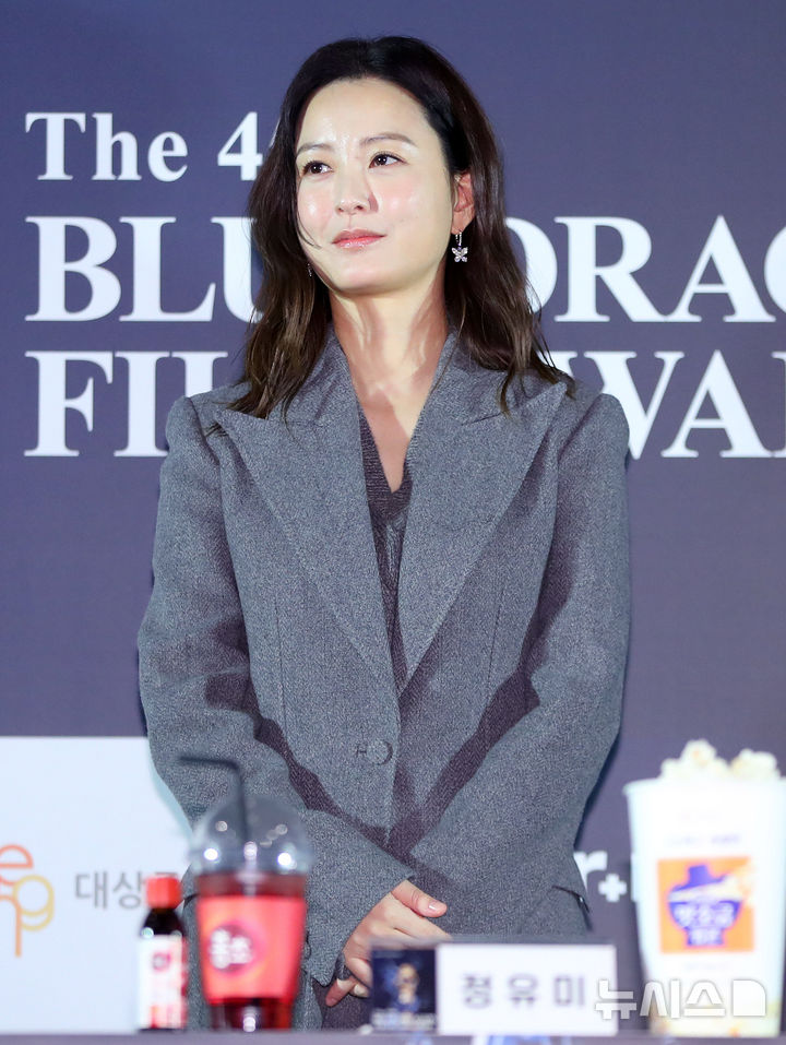 [서울=뉴시스] 김혜진 기자 = 배우 정유미가 6일 오후 서울 영등포구 CGV 여의도에서 열린 제44회 청룡영화상 수상자들과 함께하는 핸드프린팅 행사에서 참석해 있다. 2024.11.06. jini@newsis.com