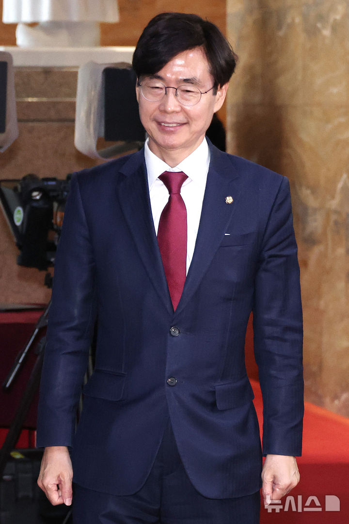 [서울=뉴시스] 조성우 기자 = 조경태 국민의힘 의원이 6일 오후 서울 여의도 국회에서 열린 한동훈 대표와 당내 5·6선 중진 의원 회동에 참석하고 있다. 2024.11.06. xconfind@newsis.com