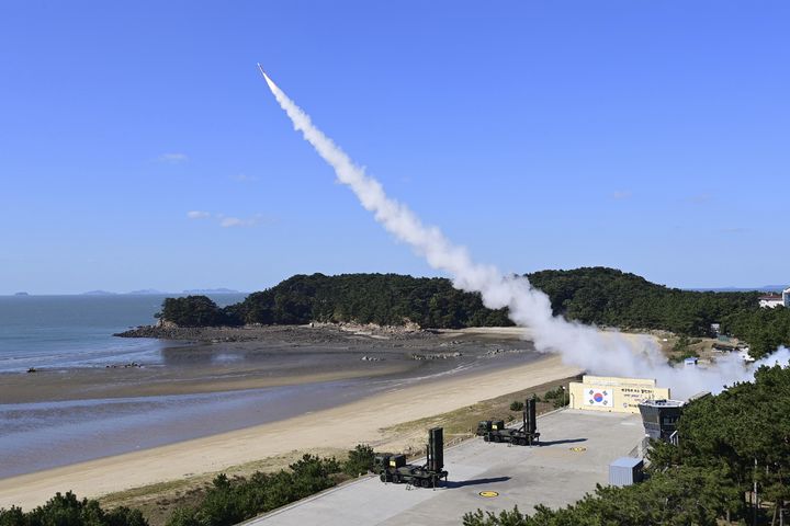 [서울=뉴시스] 합참은 6일 서해지역에서 공군 미사일방어사령부 전력이 참가한 유도탄 요격 실사격 훈련을 실시했다고 밝혔다. 이번 훈련은 적의 미사일 도발을 가정하여 우리군의 천궁-Ⅱ와 패트리어트 지대공유도탄으로 가상의 표적에 대해 요격하는 절차로 진행하여 성공적으로 격추했다.패트리어트 지대공유도탄이 가상의 표적을 향해 발사되고 있다. (사진=합참 제공) 2024.11.06. photo@newsis.com *재판매 및 DB 금지