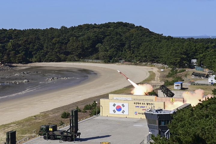 [서울=뉴시스] 합참은 6일 서해지역에서 공군 미사일방어사령부 전력이 참가한 유도탄 요격 실사격 훈련을 실시했다고 밝혔다. 이번 훈련은 적의 미사일 도발을 가정하여 우리군의 천궁-Ⅱ와 패트리어트 지대공유도탄으로 가상의 표적에 대해 요격하는 절차로 진행하여 성공적으로 격추했다.  패트리어트 지대공유도탄이 가상의 표적을 향해 발사되고 있다. (사진=합참 제공) 2024.11.06. photo@newsis.com *재판매 및 DB 금지