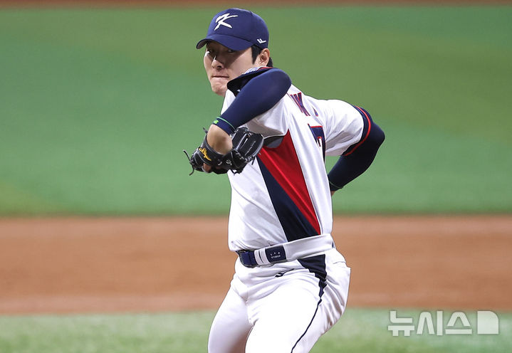 [서울=뉴시스] 정병혁 기자 = 6일 서울 구로구 고척스카이돔에서 2024 WBSC 프리미어12를 앞두고 열린 한국 야구대표팀과 상무의 연습경기, 1회말 무사 주자없는 상황 상무 선발로 출전한 대표팀 투수 곽빈이 역투하고 있다. 2024.11.06. jhope@newsis.com