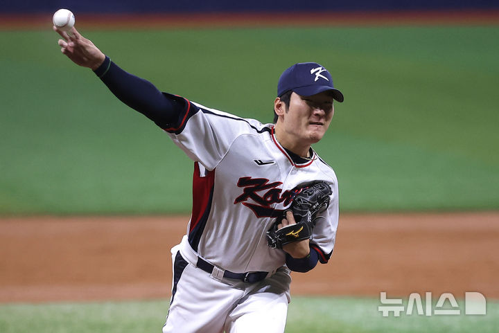 [서울=뉴시스] 정병혁 기자 = 6일 서울 구로구 고척스카이돔에서 2024 WBSC 프리미어12를 앞두고 열린 한국 야구대표팀과 상무의 연습경기, 1회말 무사 주자없는 상황 상무 선발로 출전한 대표팀 투수 곽빈이 역투하고 있다. 2024.11.06. jhope@newsis.com